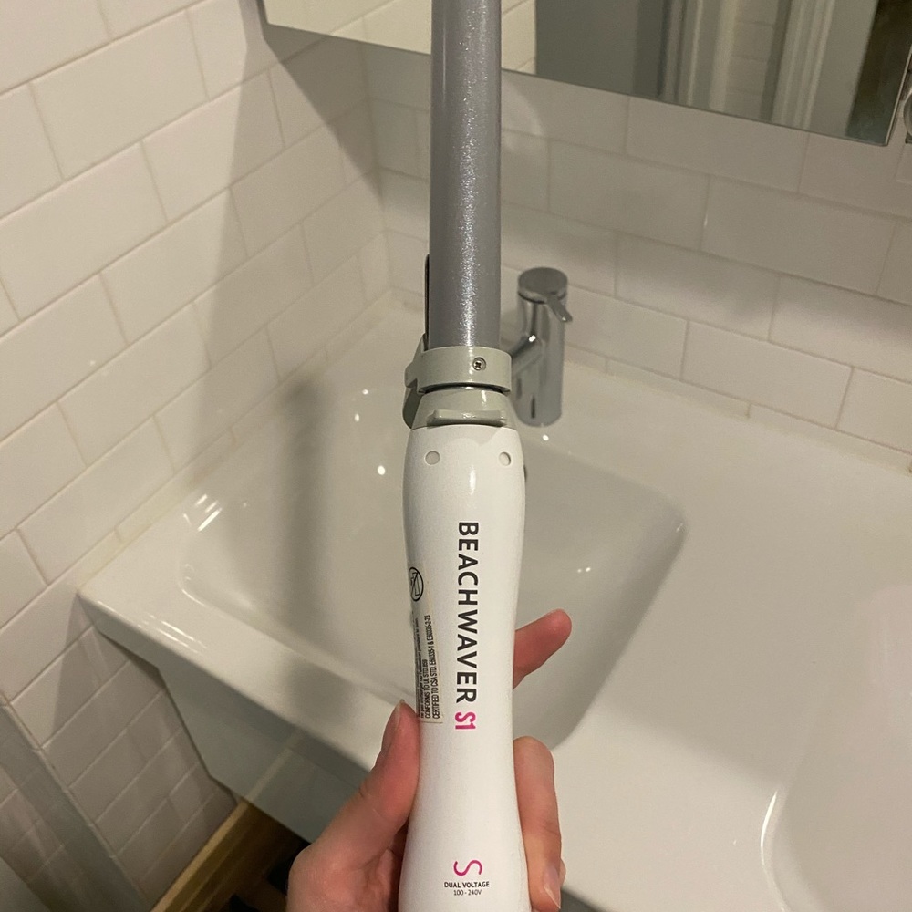 Beachwaver Curling Iron with dual voltage